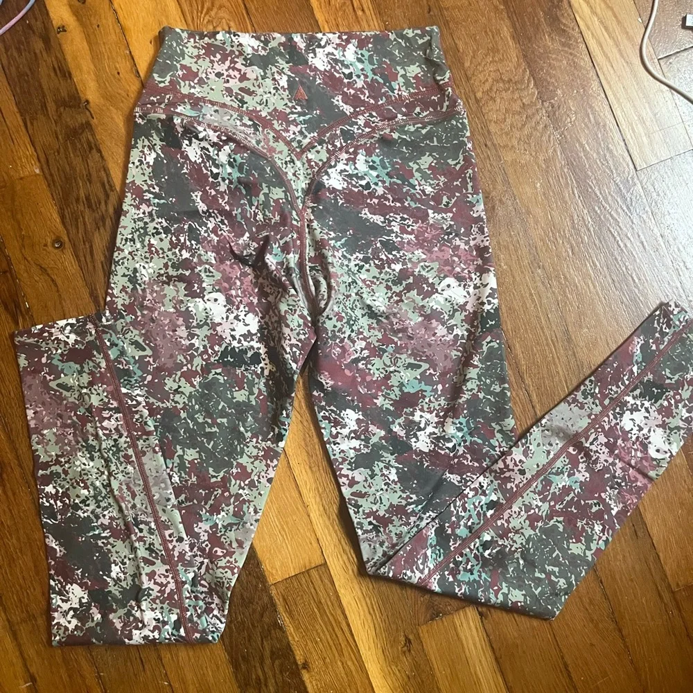 NWT Balance Athletica / vitality terrain pulse legging - Picture 3 of 3